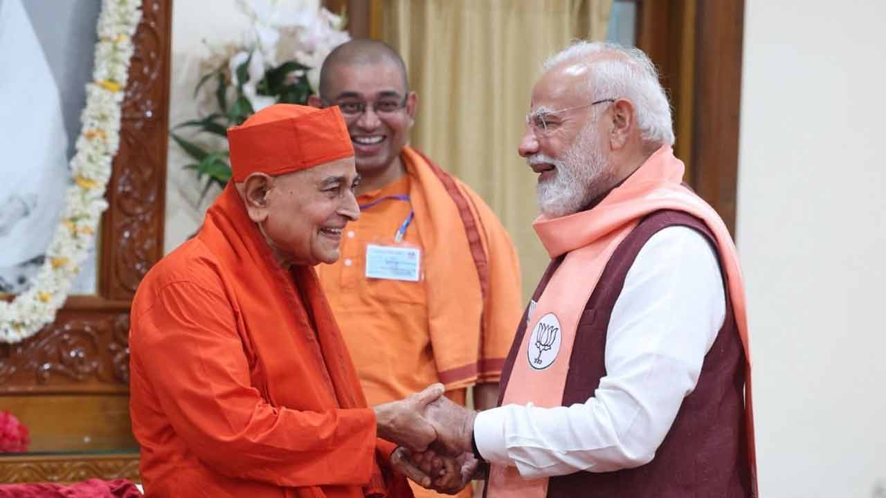 বেলুড় মঠের অধ্যক্ষ স্বামী গৌতমানন্দ মহারাজের (বাঁ দিকে) সঙ্গে সৌজন্য বিনিময় প্রধানমন্ত্রী নরেন্দ্র মোদীর (ডান দিকে)।