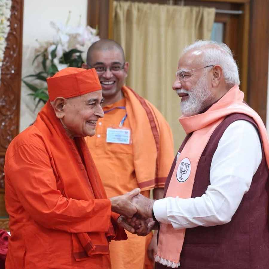 বেলুড় মঠে প্রধানমন্ত্রী নরেন্দ্র মোদী।