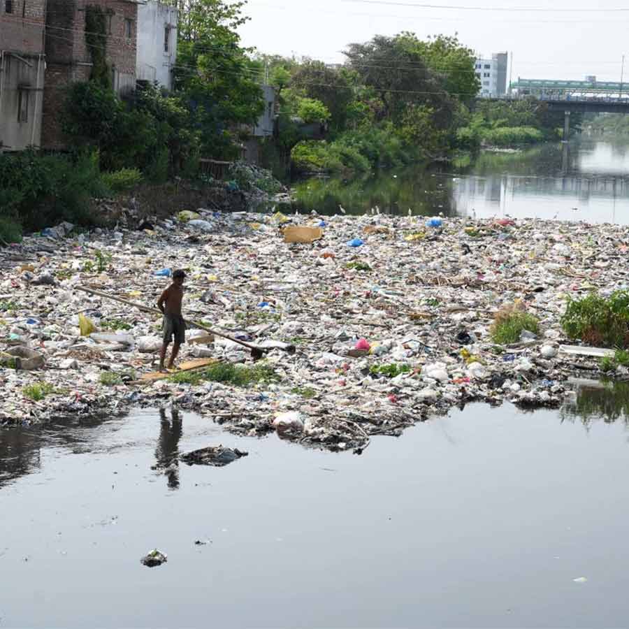 অবৈধ: নিউ টাউনের লস্করহাটি এলাকায় খালপাড়ে বেআইনি ভাবে তৈরি হয়েছে বাড়ি।