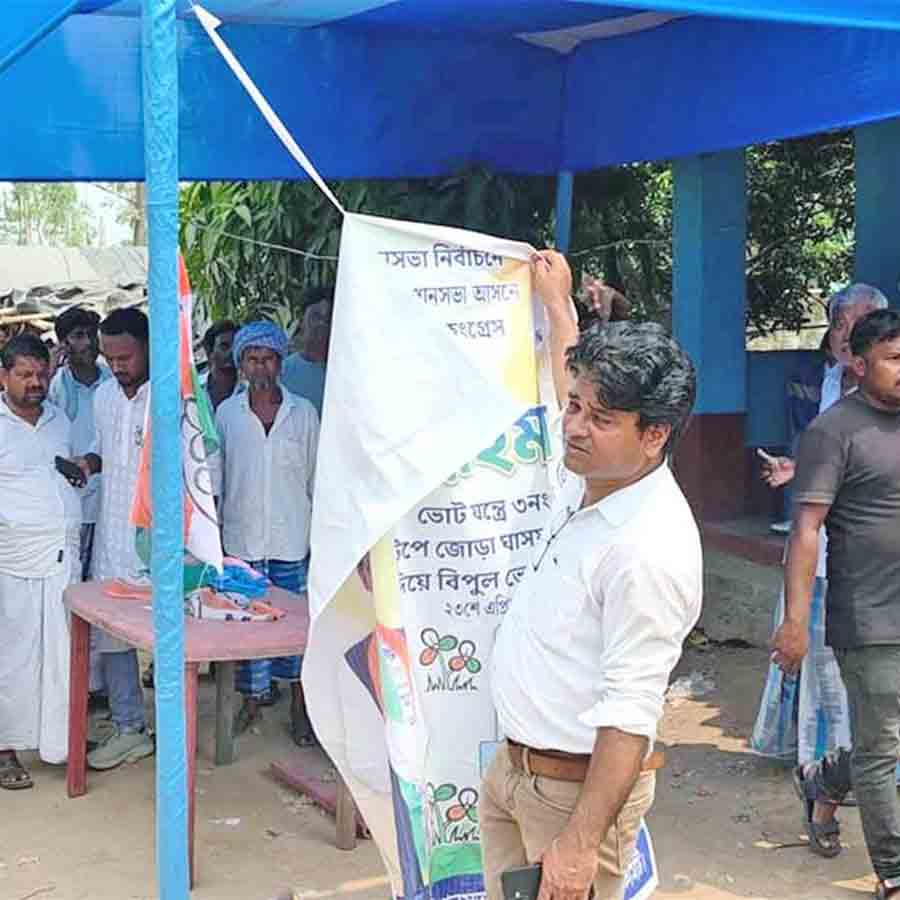 হরিশ্চন্দ্রপুরে মন্ত্রী তজমুল হোসেনের গড়ে তৃণমূলের এই শিবিরে হামলার অভিযোগ।