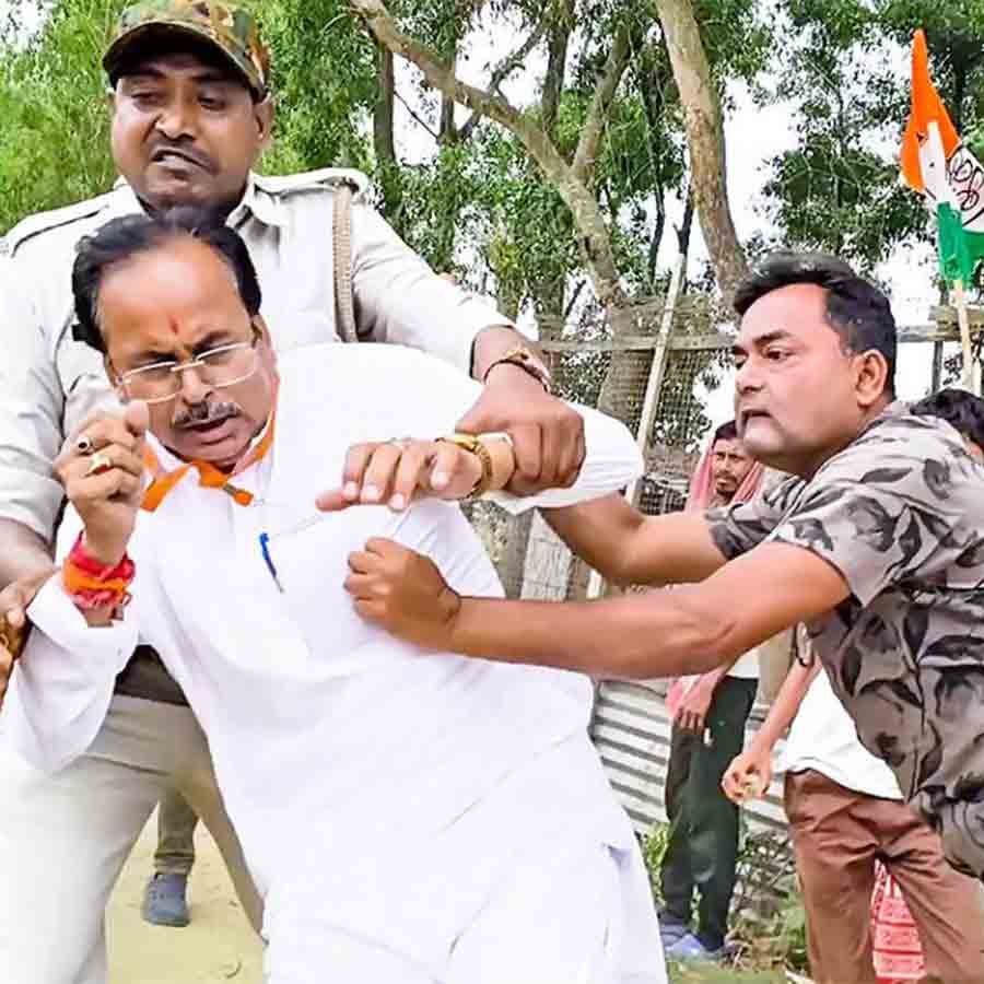 বিজেপি প্রার্থী শুভেন্দু সরকারকে মারধর। বৃহস্পতিবার কুমারগঞ্জ গ্রামের বানিহারি বুথে।