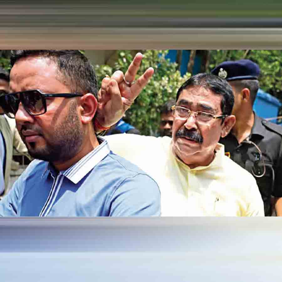 বোলপুরের ভগবৎ নিম্ন বুনিয়াদি বিদ্যালয় থেকে ভোট দিয়ে বেরিয়ে অনুব্রত মণ্ডল।