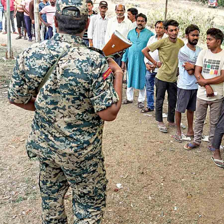 পুরুলিয়ার মাগুড়িয়া প্রাথমিক স্কুলে বুথের সামনে আধা-সেনার কড়া নজরদারি।