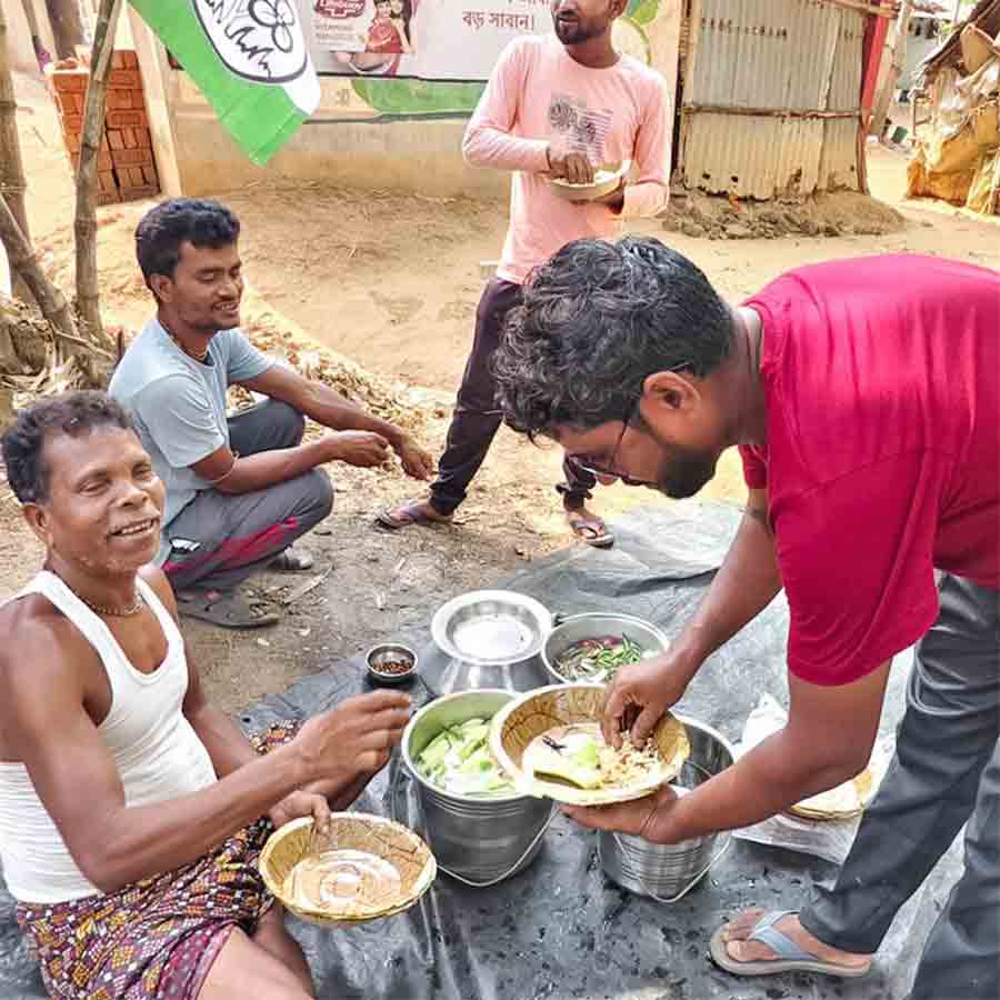 বিষ্ণুপুর ব্লকের মড়ার গ্রামে ভোটের মাঝে মুড়ি খাওয়া চলছে।