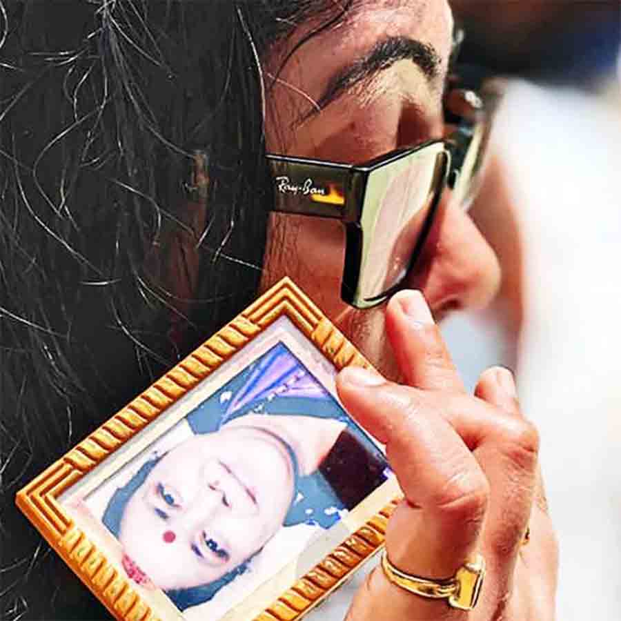 মায়ের ছবি হাতে ভোটদানের পথে অনুব্রত মণ্ডলের মেয়ে সুকন্যা।