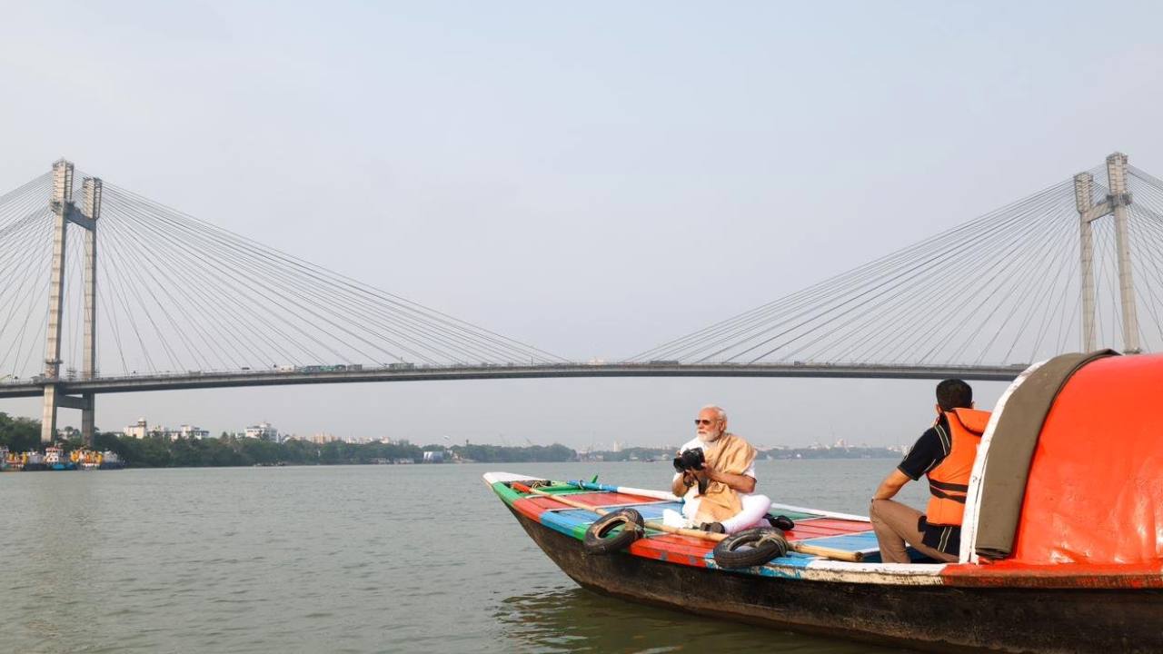 গঙ্গাবক্ষে নৌকাবিহার প্রধানমন্ত্রী নরেন্দ্র মোদীর। শুক্রবার সকালে।