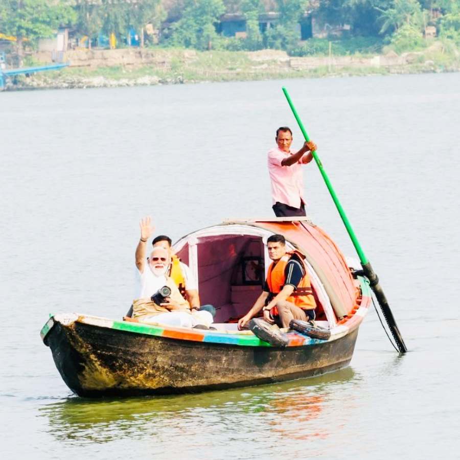 গঙ্গাবক্ষে নরেন্দ্র মোদী। শুক্রবার।