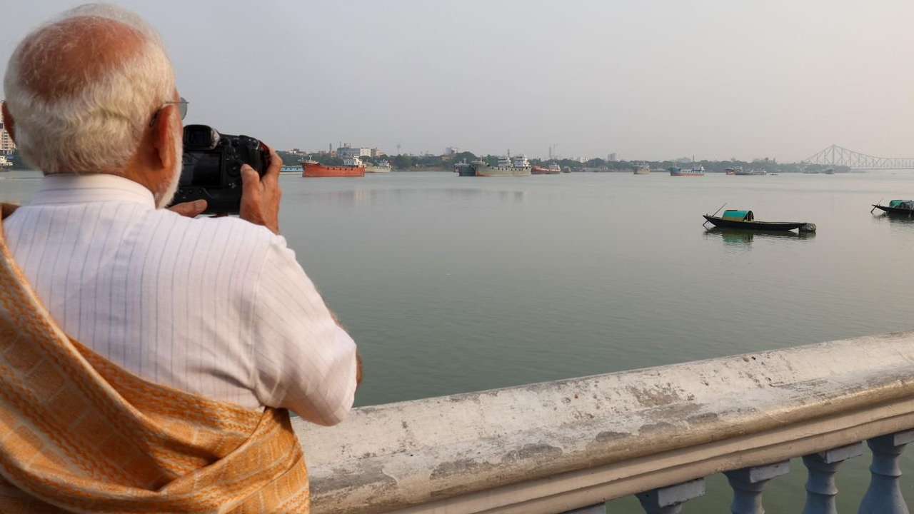 গঙ্গার ছবি তুলছেন প্রধানমন্ত্রী। শুক্রবার।