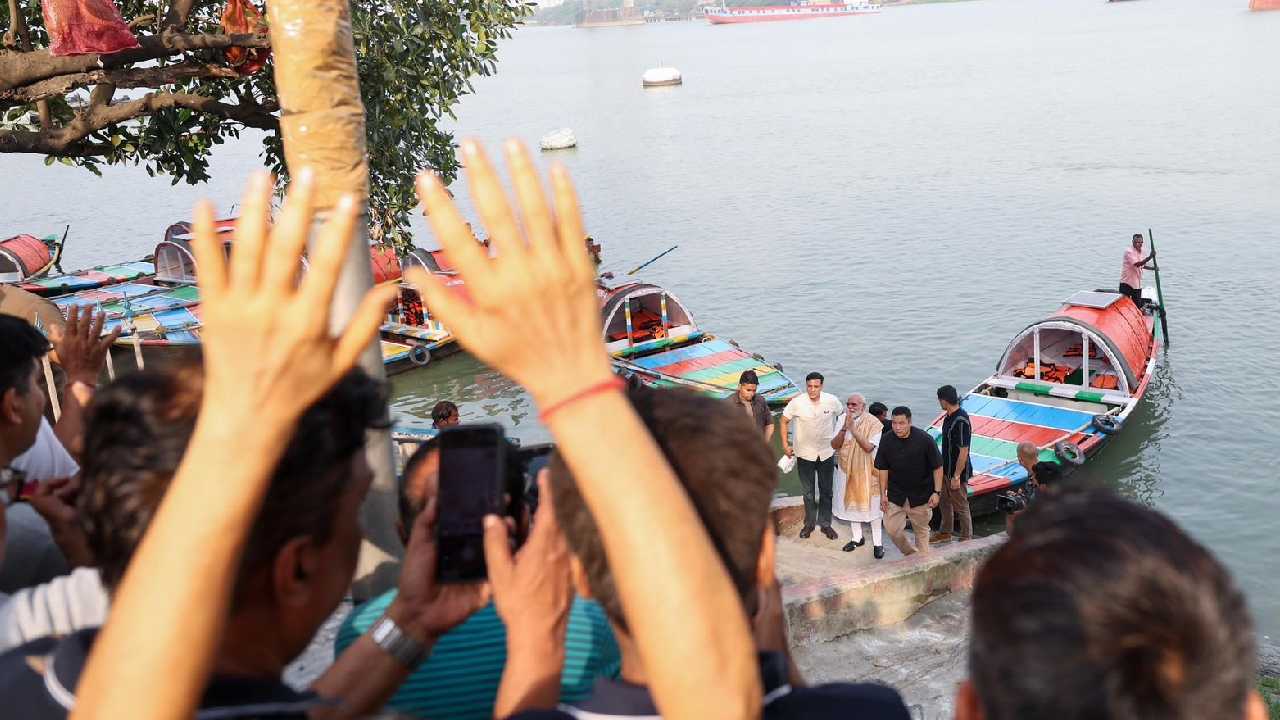 মোদীকে দেখতে উৎসুক জনতার ভিড়। শুক্রবার।