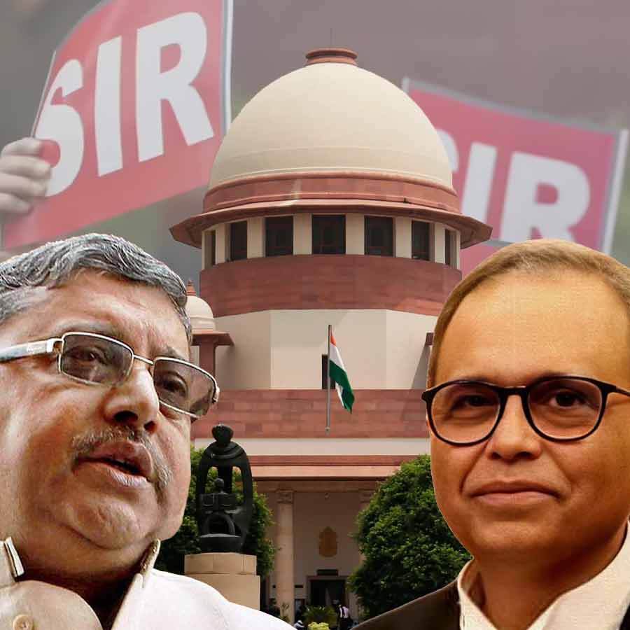 (বাঁ দিকে) আইনজীবী কল্যাণ বন্দ্যোপাধ্য়ায় এবং সুপ্রিম কোর্টের বিচারপতি জয়মাল্য বাগচী (ডান দিকে)।