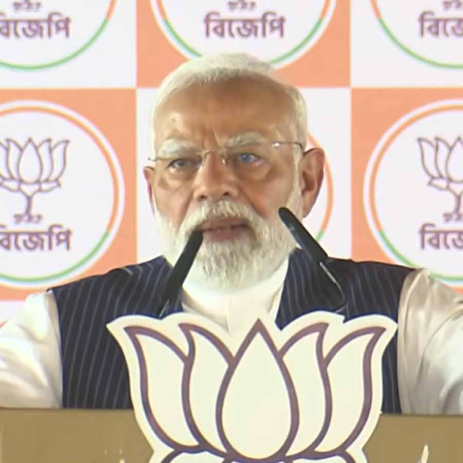 প্রধানমন্ত্রী নরেন্দ্র মোদী। শুক্রবার পানিহাটির সভায়।