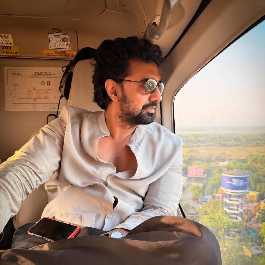 বিমানে ওঠার আগে আচমকা অসুস্থ হয়ে পড়লেন দেব।