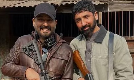 পরিচালক আদিত্য ধরের সঙ্গে মুস্তাফা আহমেদ। 