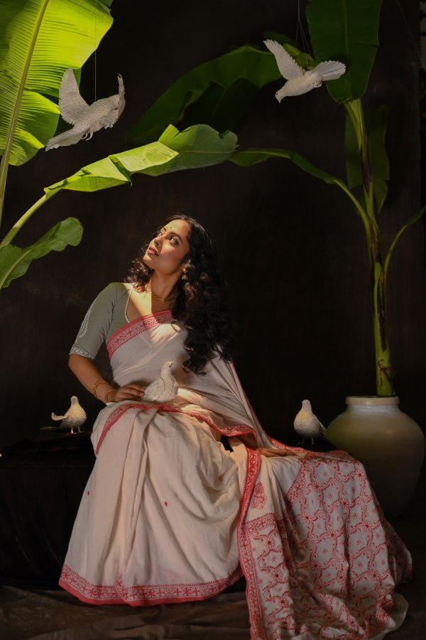 হাতে বোনা খাদি শাড়ির জমি গরমের জন্য আদর্শ।