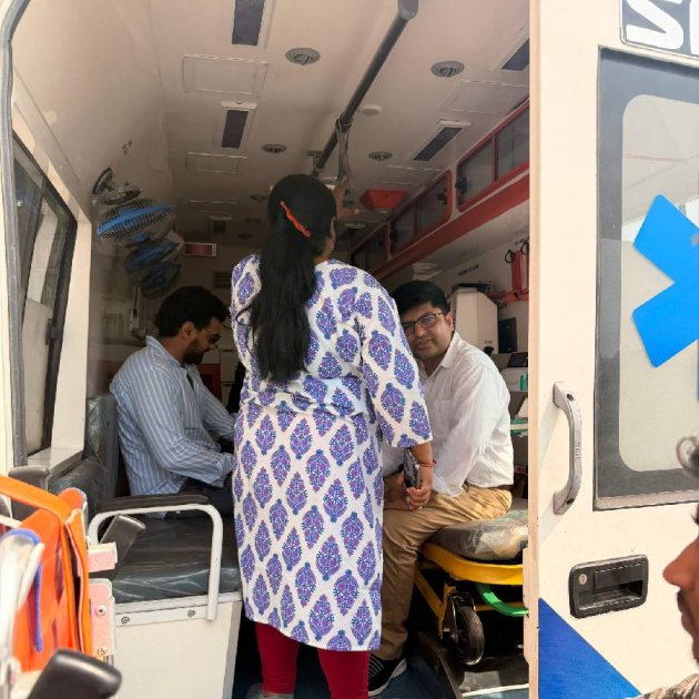 দেবের রক্তচাপ মাপা হচ্ছে।