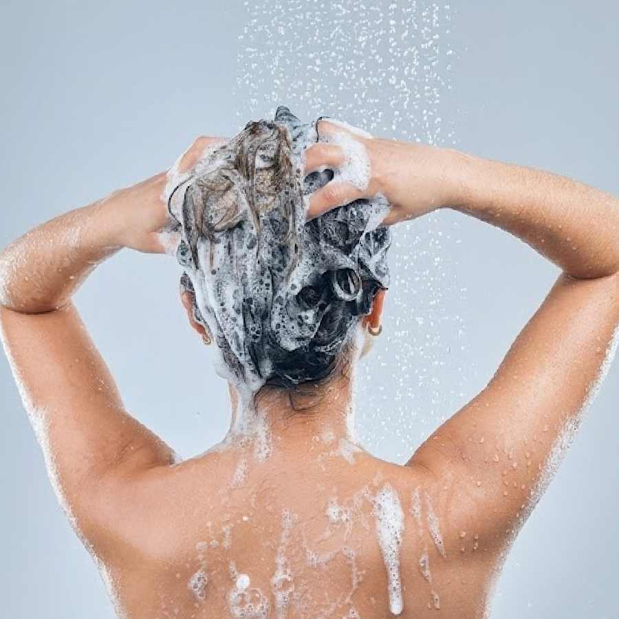 What is the recommended frequency for shampooing in the summer dgtl