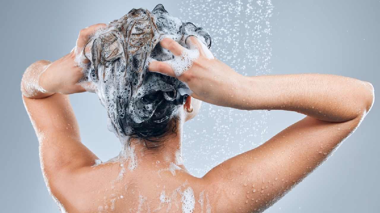 গরমের দিনে রোজ শ্যাম্পু করলে কি চুল পড়ার সমস্যা বাড়বে?