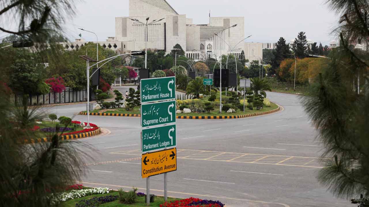 শুনশান রাওয়ালপিন্ডির রাস্তাঘাট। ছবি: রয়টার্স।