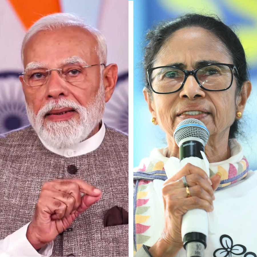 (বাঁ দিকে) প্রধানমন্ত্রী নরেন্দ্র মোদী। মুখ্যমন্ত্রী মমতা বন্দ্যোপাধ্যায় (ডান দিকে)।