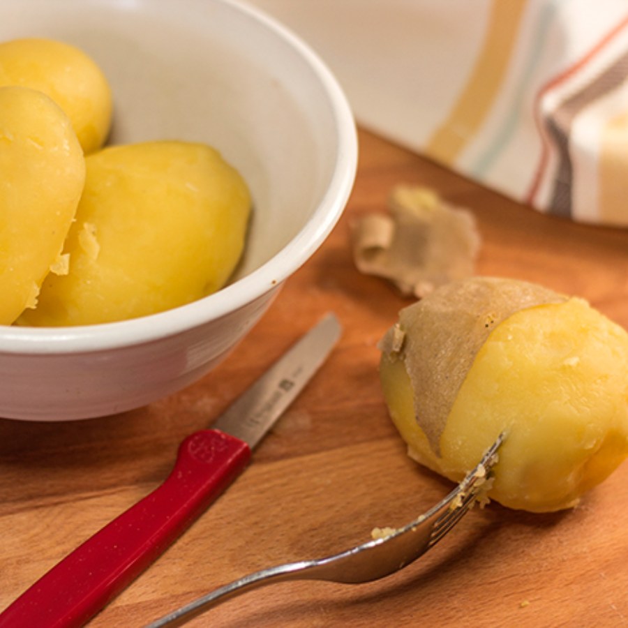 গরম আলুর খোসা ছাড়ানোর সহজ কৌশল।