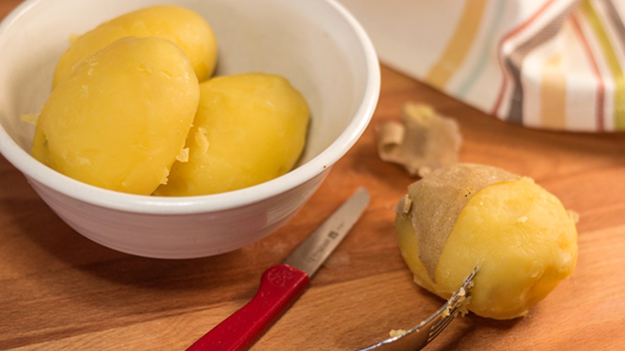 গরম আলুর খোসা ছাড়ানোর সহজ কৌশল।