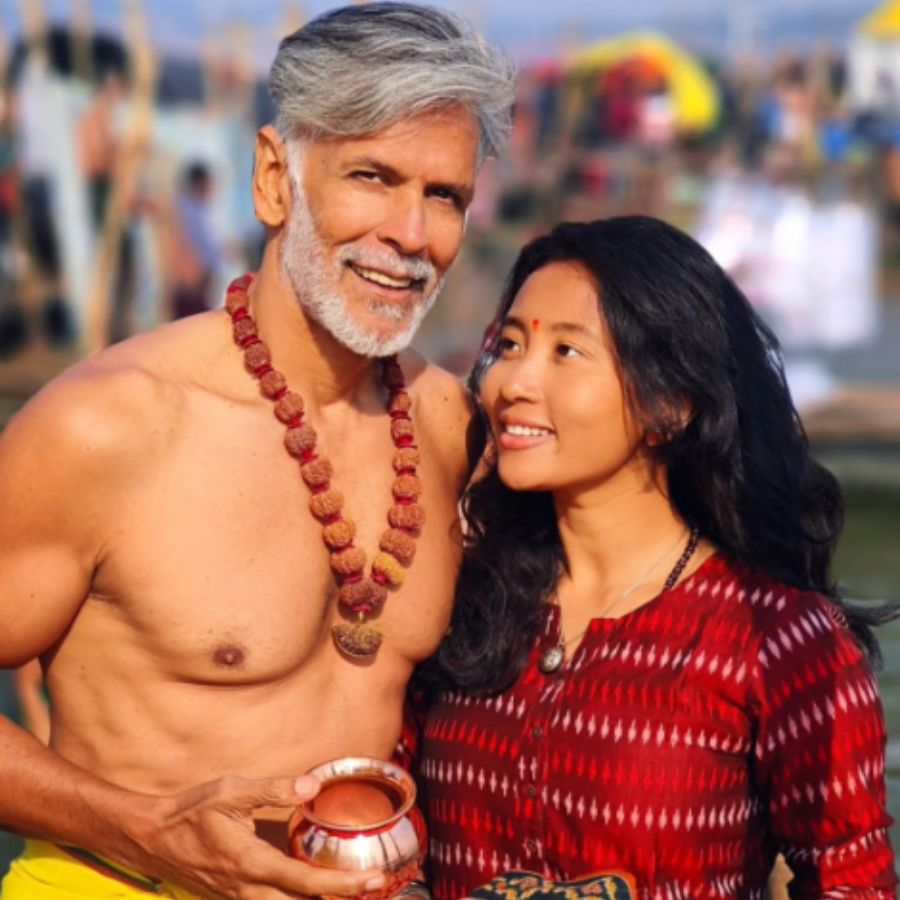 মিলিন্দের স্ত্রী সকালে উঠেই প্রথমে কী করেন?