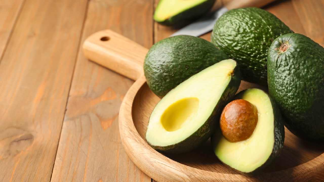 কাঁচা অ্যাভোকাডোকে দু’মিনিটে কী ভাবে পাকাবেন?