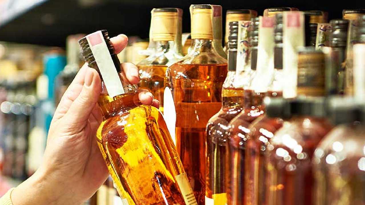 মদের দোকানে ক্রেতাদের লাইন পড়ছে।