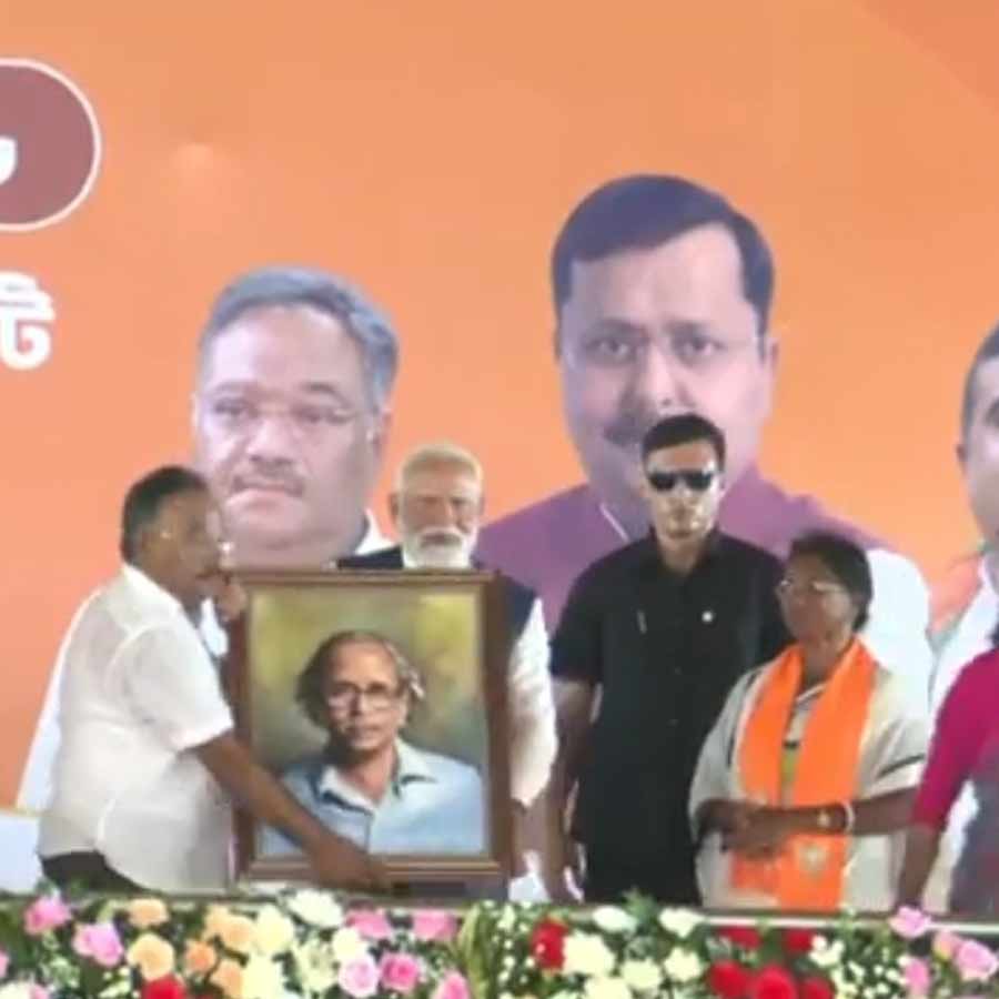 প্রধানমন্ত্রী নরেন্দ্র মোদীর হাতে কবি শক্তি চট্টোপাধ্যায়ের প্রতিকৃতি তুলে দিচ্ছেন বিজেপির রাজ্য সভাপতি শমীক ভট্টাচার্য। পানিহাটিতে।