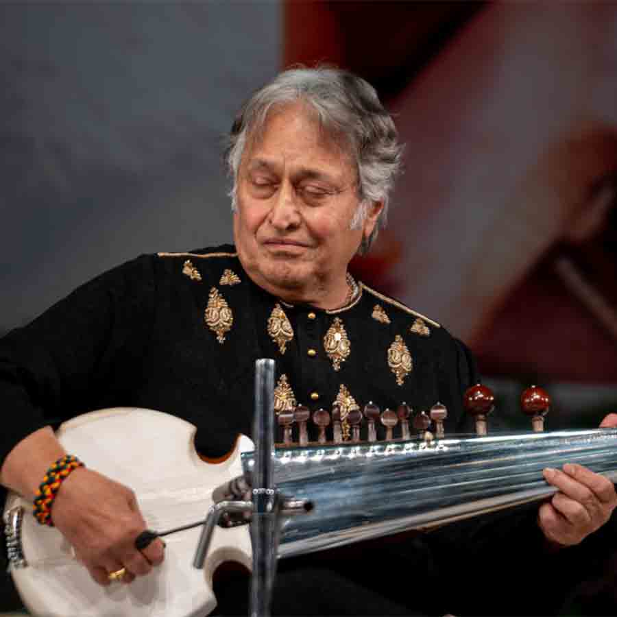 মঞ্চে আমজাদ।