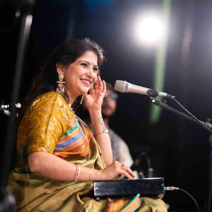 উপস্থাপনার মাঝে কৌশিকী।