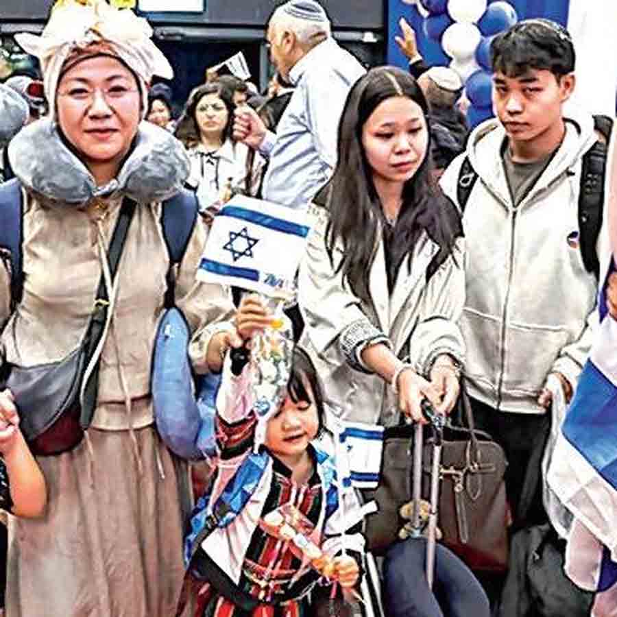 ইজ়রায়েলে পৌঁছনোর পরে বেনে মেনাশেদের স্বাগত জানানো হচ্ছে।