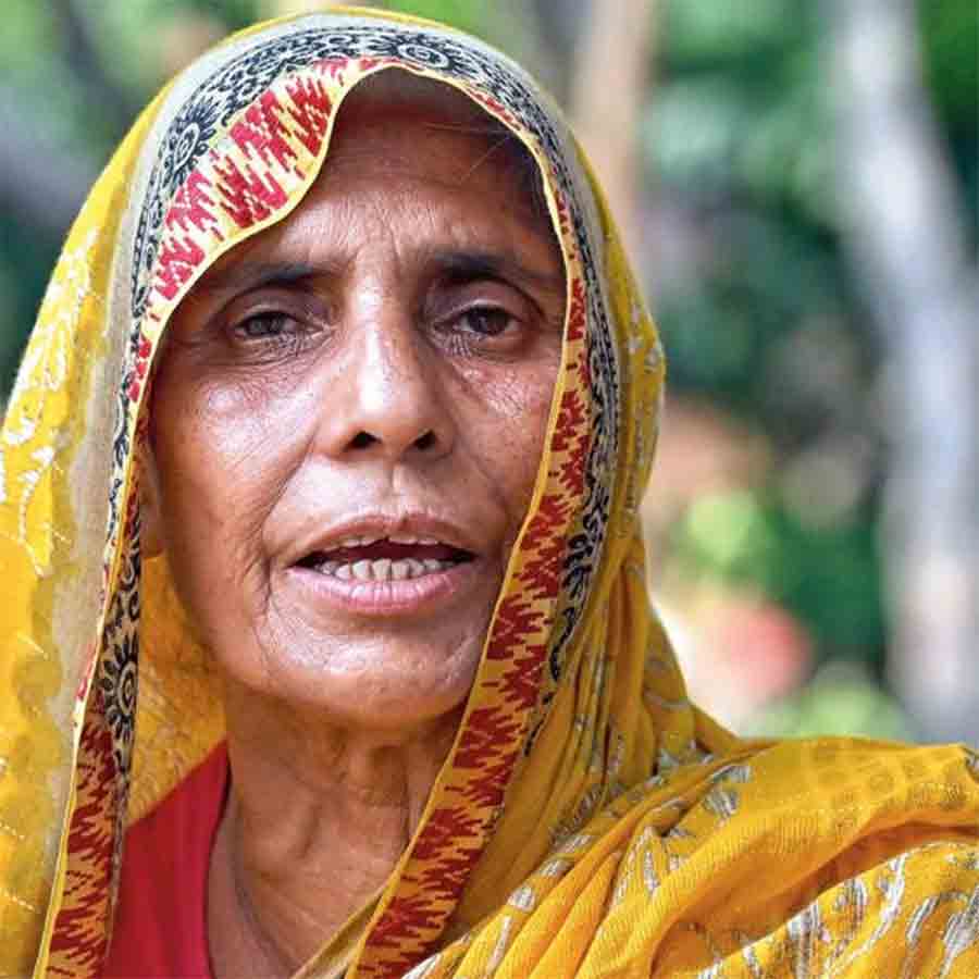 প্রয়াত বক্তার মণ্ডলের স্ত্রী আনিশা।