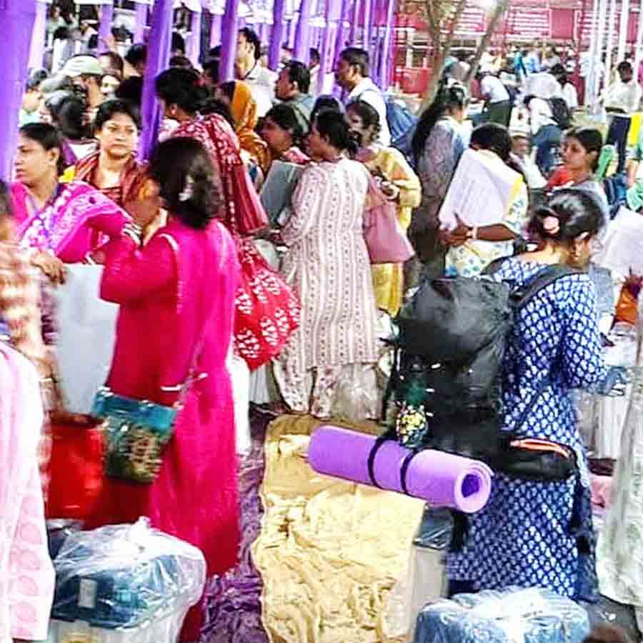 বৃহস্পতিবার মধ্যরাতের পরেও মহিলাদের ভোট যন্ত্র জমা দেওয়ার ভিড়।