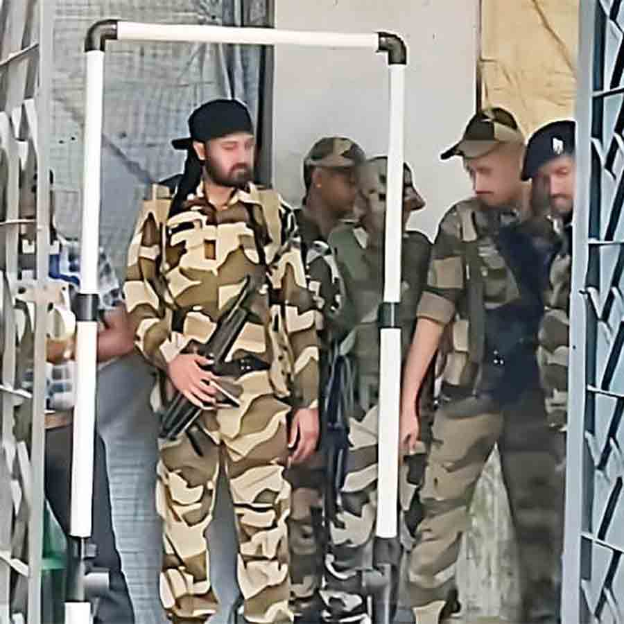 দুর্গাপুর গভর্নমেন্ট কলেজে স্ট্রং রুমের সামনে পাহারা।