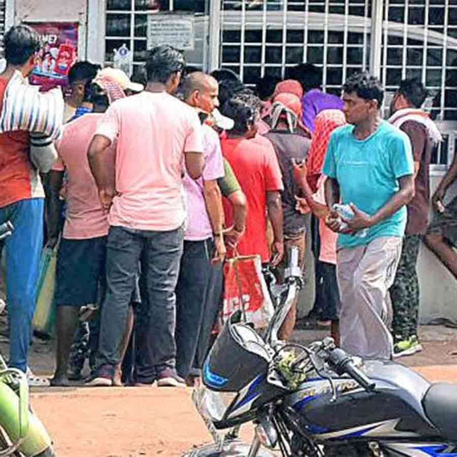 লাইন। শুক্রবার সগরভাঙা জ়োনাল সেন্টারের সামনে।