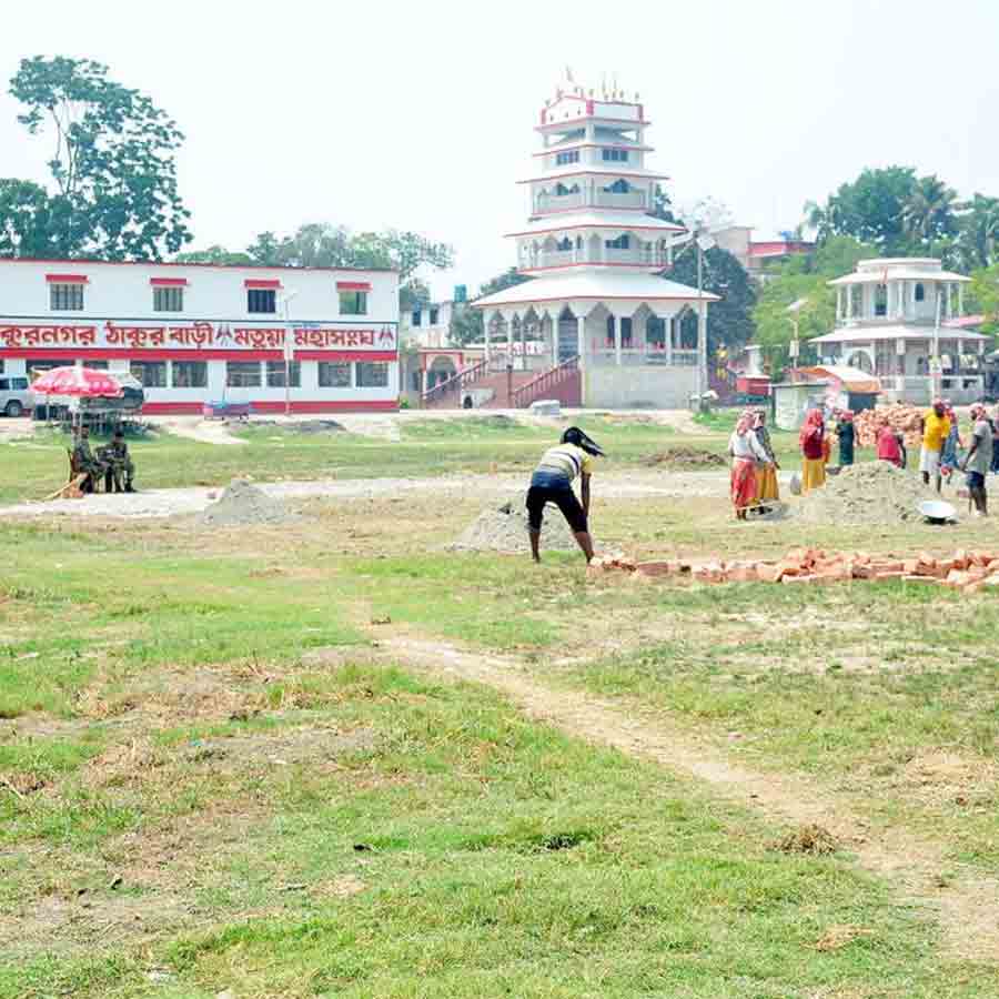 ঠাকুরবাড়ির সামনের মাঠে চলছে হেলিপ্যাড তৈরির কাজ।