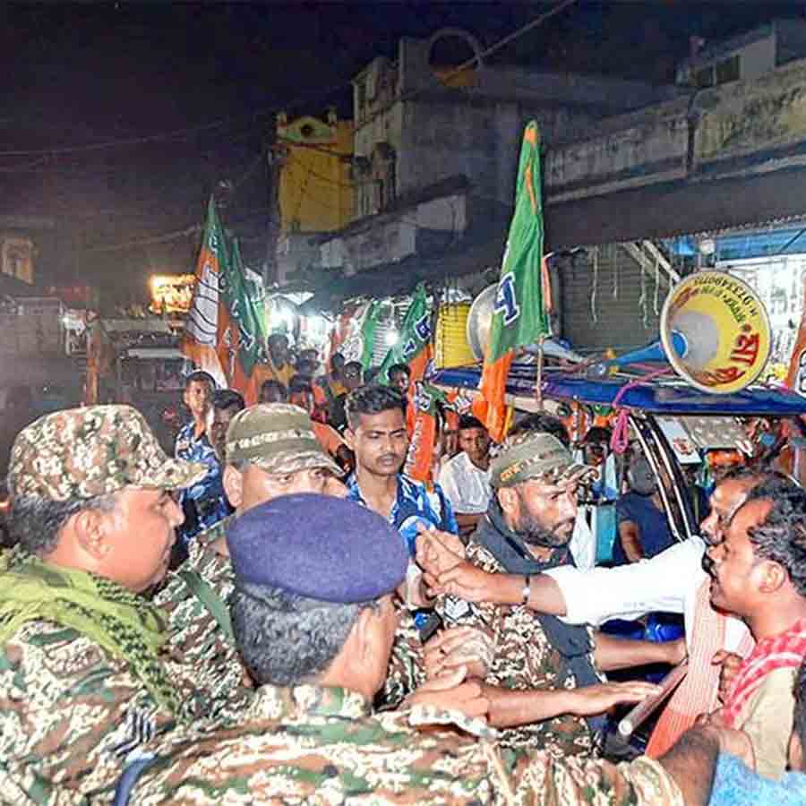 চলছে ধস্তাধস্তি। শুক্রবার সন্ধ্যায় আমতায় ধাঁইপুরে।