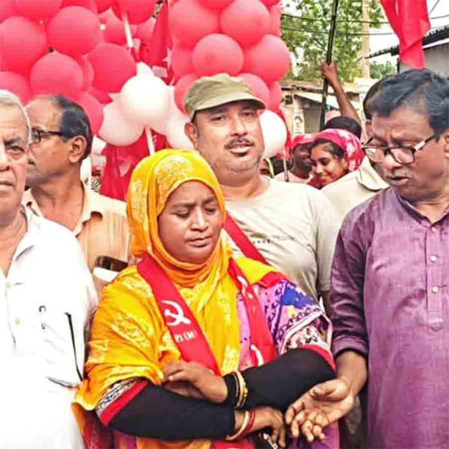 প্রচারে সাবিনা। শুক্রবার মোলান্দি গ্রামে।