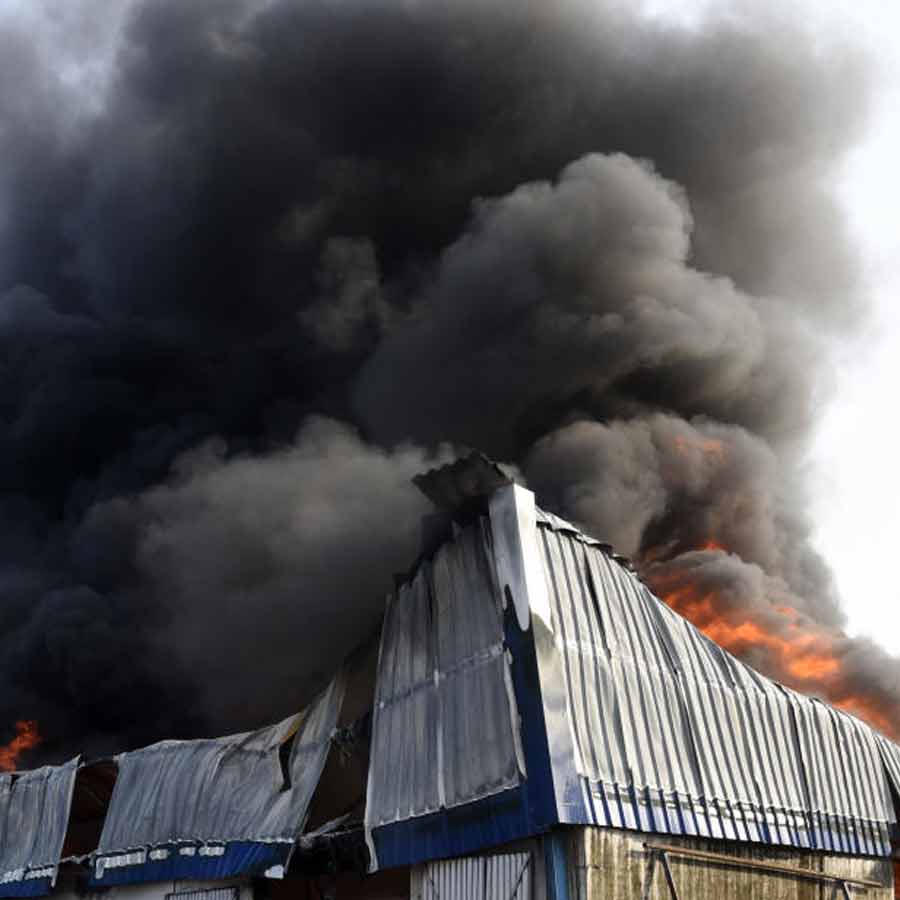Train services disruted after assive fire breaks from a slum in Akra-Santoshpur area dgtld