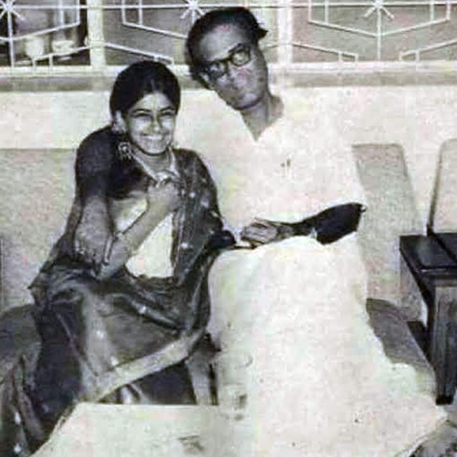 শ্বশুরমশাই হেমন্ত মুখোপাধ্যায়ের সঙ্গে মৌসুমী চট্টোপাধ্যায়।