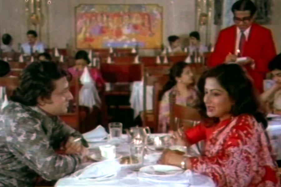 ‘ওগো বধূ সুন্দরী’ ছবির একটি দৃশ্যে রঞ্জিত মল্লিক ও মৌসুমী চট্টোপাধ্যায়।