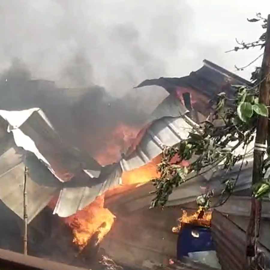 দক্ষিণ ২৪ পরগনার আক্রা-সন্তোষপুর এলাকার ১৬ বিঘা বস্তিতে ভয়াবহ আগুন।