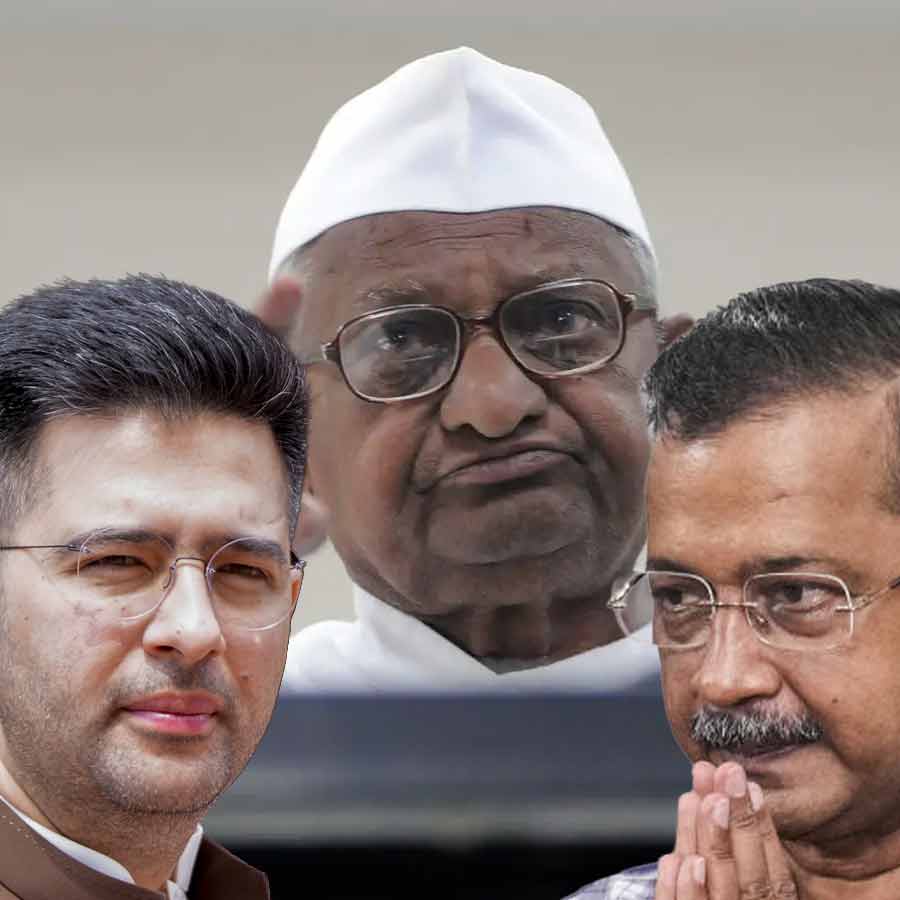 (বাঁ দিক থেকে) রাঘব চড্‌ঢা, অণ্ণা হজারে এবং অরবিন্দ কেজরীবাল।