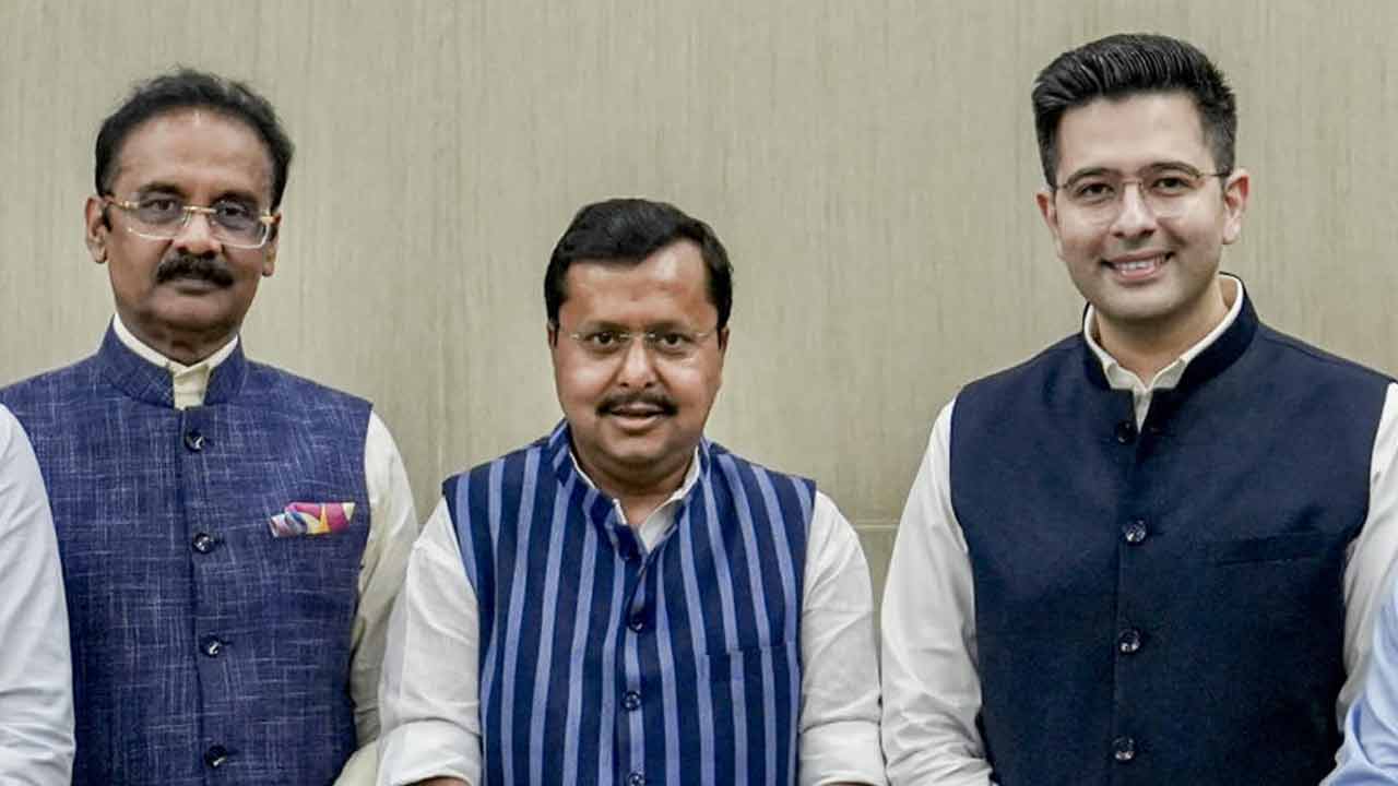 (বাঁ দিকে) অশোক মিত্তল। (মাঝে) নিতিন নবীন। রাঘব চড্‌ঢা (ডান দিকে)।