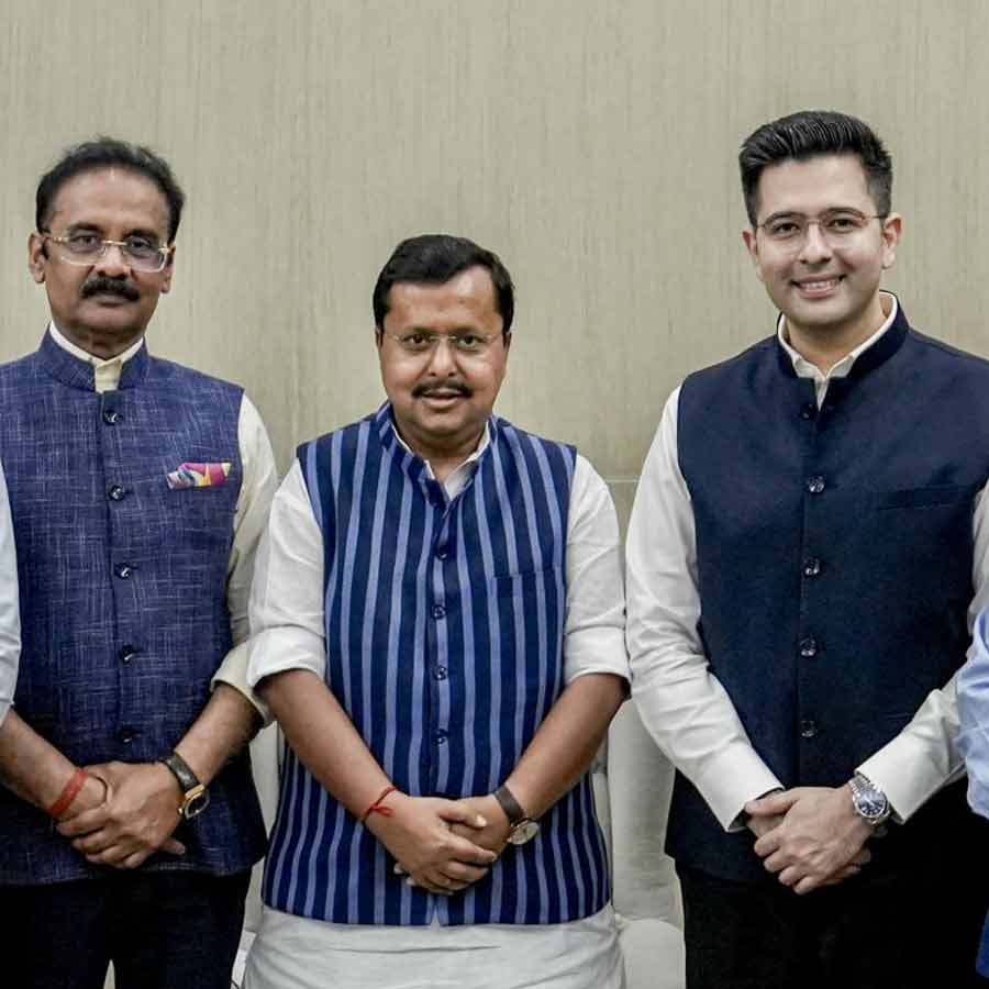 (বাঁ দিকে) অশোক মিত্তল। (মাঝে) নিতিন নবীন। রাঘব চড্‌ঢা (ডান দিকে)।