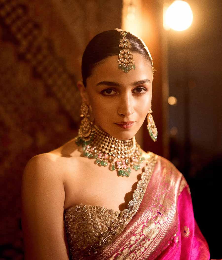 বেনারসি শাড়ি এক বার আলমারিতে তোলার পর আর তার কথা মনেই রাখলেন না, এমনটা করলে কিন্তু চলবে না।