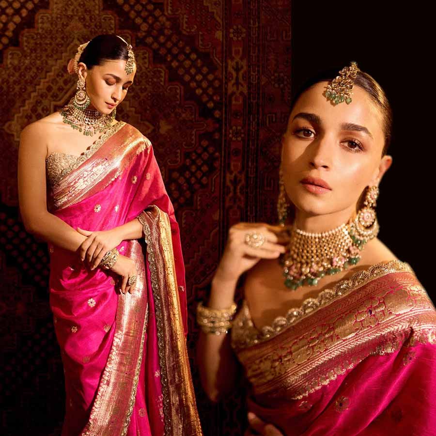 আলিয়ার পরনে বেনারসি।