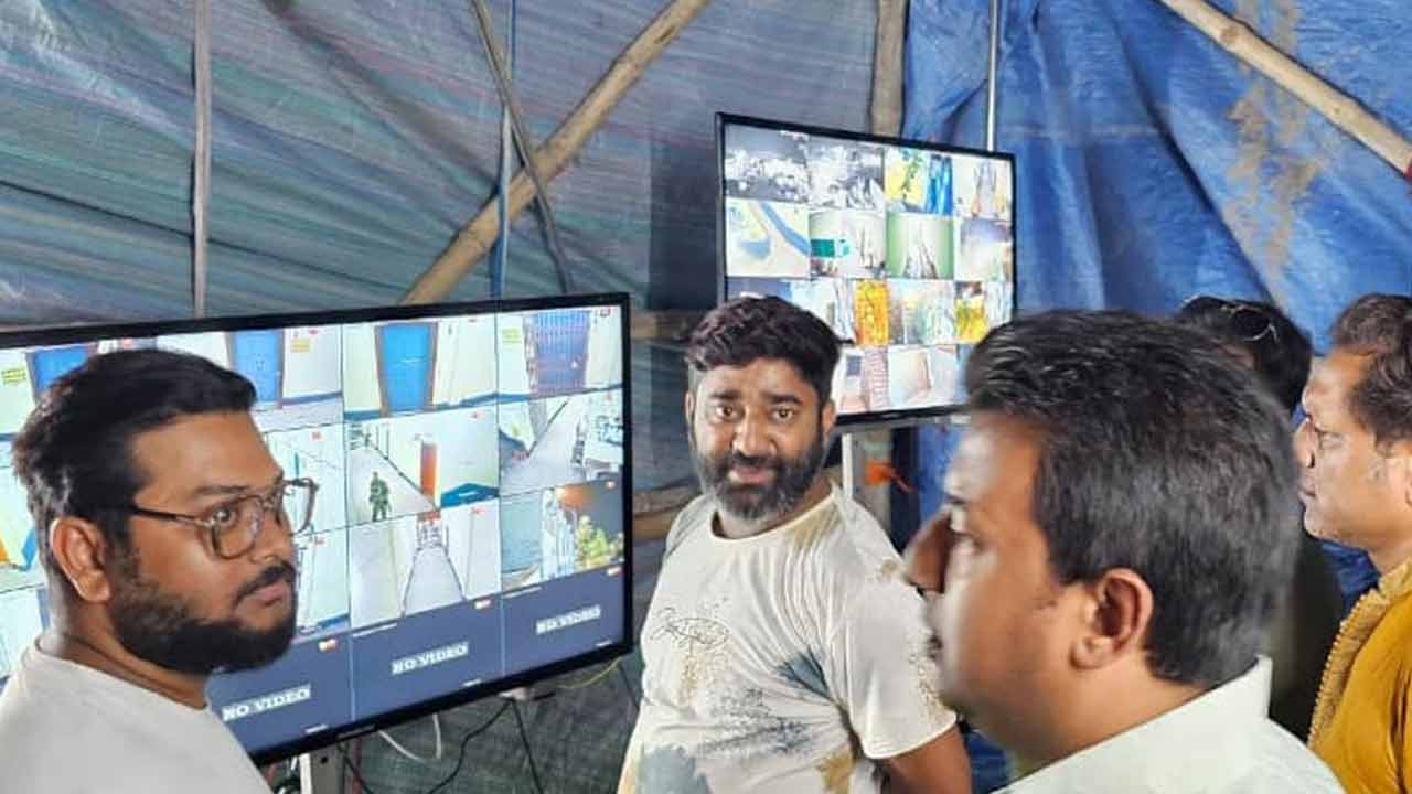 ডোমকলের সেই স্ট্রং রুমের কাছে অস্থায়ী তাঁবুতে বসে চলছে পর্যবেক্ষণ।