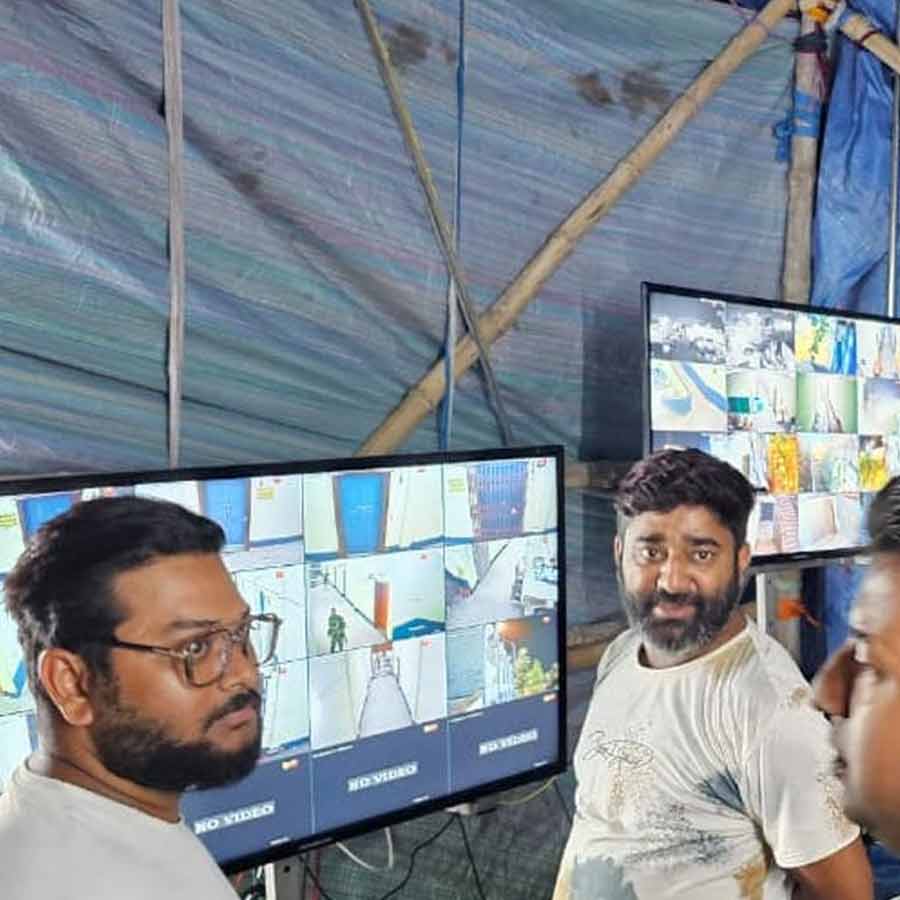 ডোমকলের সেই স্ট্রং রুমের কাছে অস্থায়ী তাঁবুতে বসে চলছে পর্যবেক্ষণ।